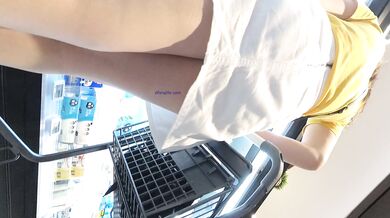 【极品抄底】超高质量机场地铁抄底高挑美女阴毛旺盛露出两根 三角内内夹在逼缝隙里 (7)